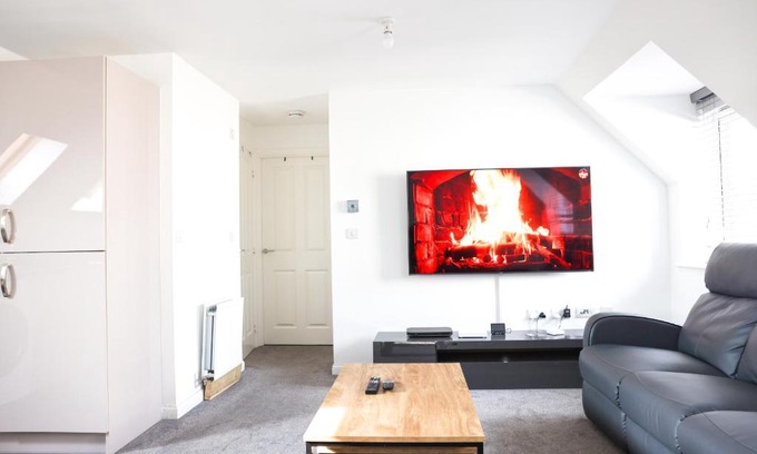 Patchway Apartment | Stunning Two-Bedroom Apartment at A3REE, Free Parking, near Cribbs Causeway Mall