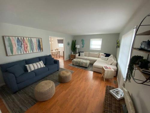 Villas House | Stunning and Spacious 3br/2.5 ba only a block to the Bay Beaches