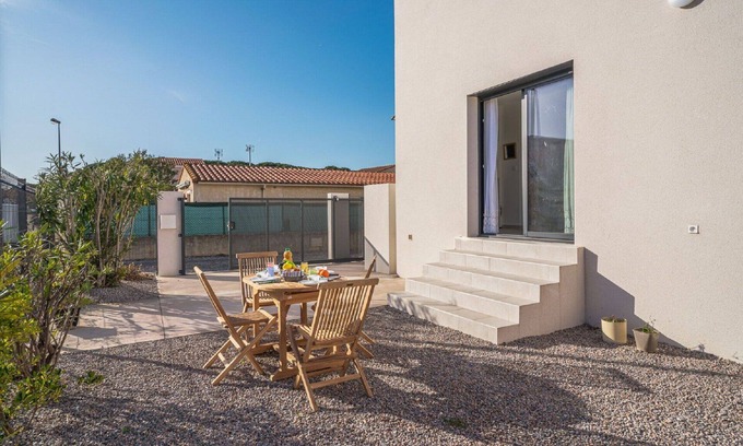 Sainte-Marie-Plage House | Stunning villa for 4 people with A/C, TV, terrace, pets allowed and parking