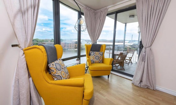 Belfast Central District Apartment | Stunning views and city side-Belfast City-2 Bedroom-5 Guests-Wifi & Parking