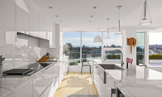 Inner Harbour Condo | Stunning Views At The Regent