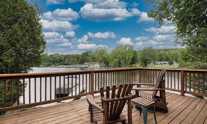 Town of Nelson House | Stunning views from this lake house on the water