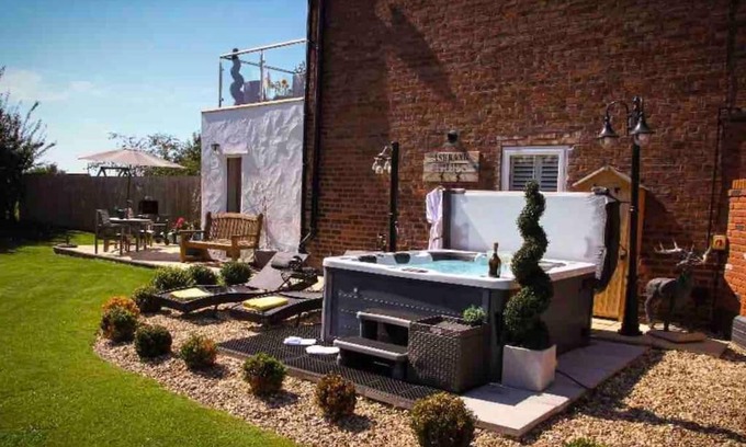 Hoole House | Stunning Views, Hot Tub, 5 minutes to Chester