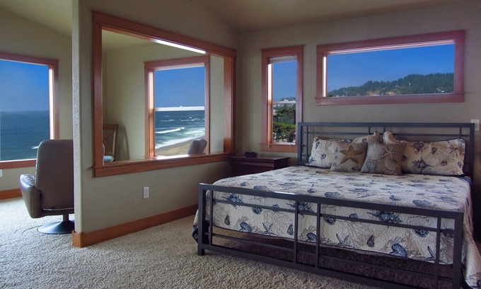 Nelscott House | Stunning Views! King Beds! Hot Tub! September/October Weeknights from $349/Nt!!
