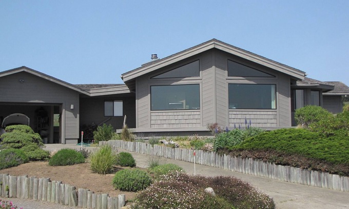 Bodega Bay House | Stunning Views of CA Coast : Beautifully Remodeled Home