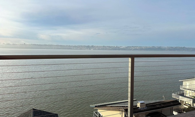 Tacoma Apartment | Stunning views of Commencement Bay & Mount Rainier in this 1 bedroom apartment.
