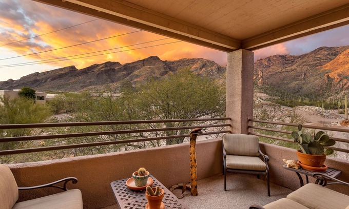 Ventana Heights Condo | STUNNING Views of Ventana Canyon, Mountains AND City Lights! Clean, comfy 2b/2ba