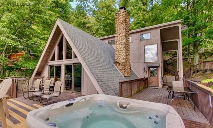 Gatlinburg - Pigeon Forge Cabin | Stunning Views & Serenity – Near Town, Trails & Adventure!