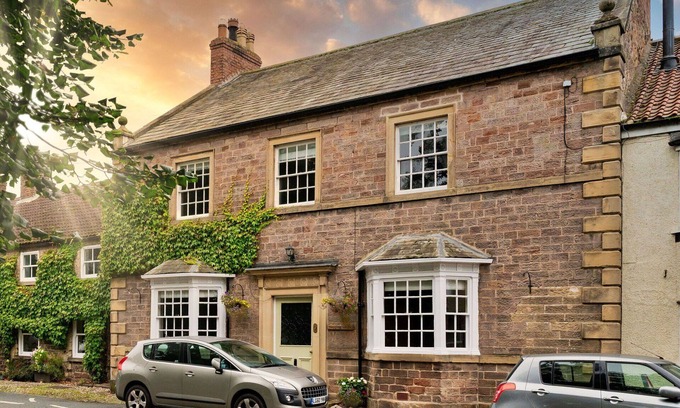 Catterick House | Stunning villa for 14 guests with WIFI, hot tub, TV, pets allowed and parking