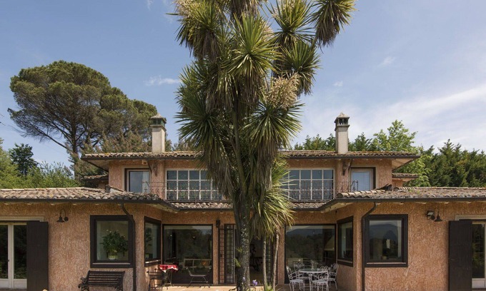 Genazzano Villa | Stunning villa for 14 people with hot tub, A/C, pool, WIFI, TV, pets allowed and parking