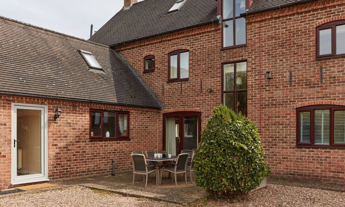 Dalbury Lees House | Stunning villa for 19 guests with hot tub, WIFI and parking