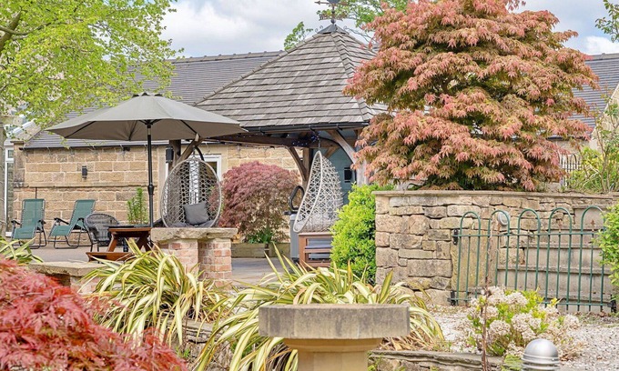 Tansley House | Stunning villa for 2 guests with WIFI, pets allowed and parking