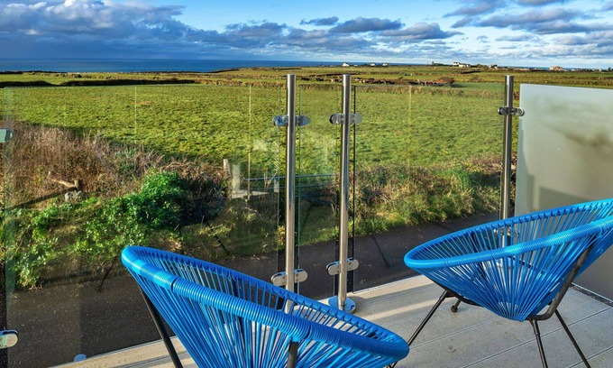 Treknow House | Stunning villa for 2 guests with WIFI, terrace and parking
