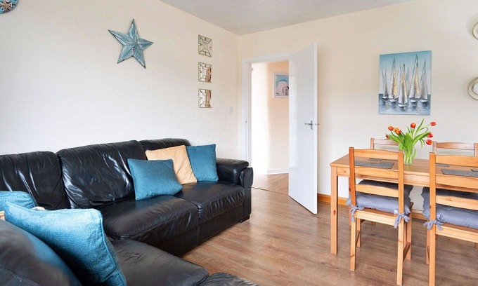 Kinmel Bay House | Stunning villa for 4 people with WIFI, pets allowed and parking