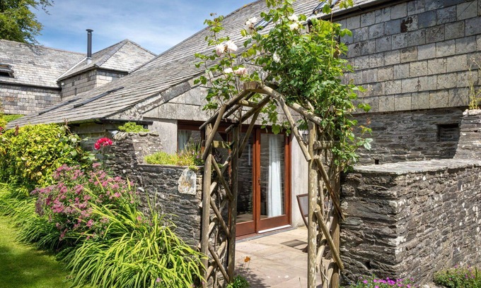 Fivelanes House | Stunning villa for 5 people with hot tub, WIFI, patio, pets allowed and parking