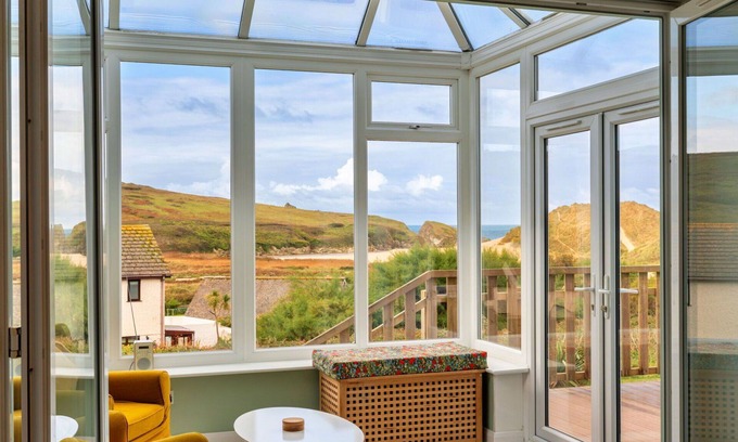 Holywell House | Stunning villa for 6 guests with WIFI, terrace, pets allowed and parking