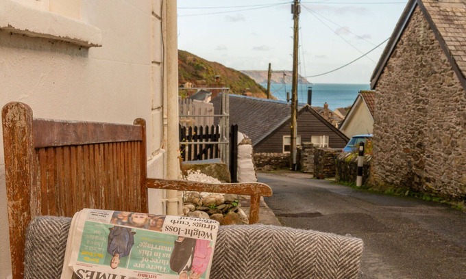 Portloe House | Stunning villa for 6 people with WIFI, TV, patio, pets allowed and parking