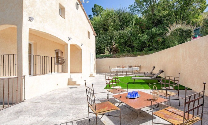 Bauduen House | Stunning villa for 8 guests with WIFI, TV, terrace, pets allowed and parking