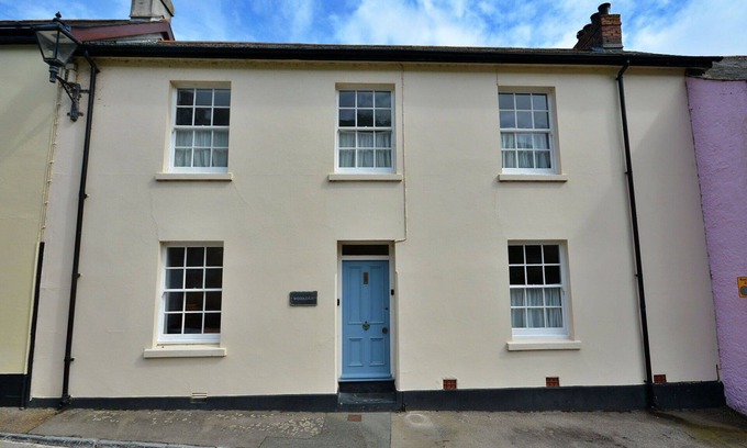 Cawsand House | Stunning villa for 8 guests with WIFI, terrace and pets allowed