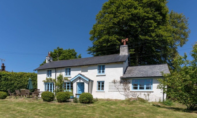 Withypool House | Stunning villa for 8 guests with WIFI, TV, pets allowed and parking