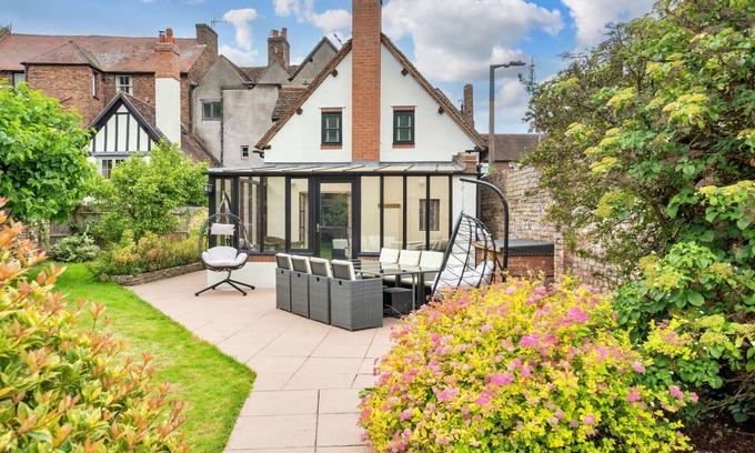 Bridgnorth House | Stunning villa for 8 people with WIFI, hot tub, terrace, pets allowed and parking