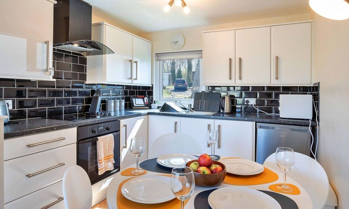 Bont Newydd House | Stunning villa for 5 guests with WIFI, pool, terrace, pets allowed and parking