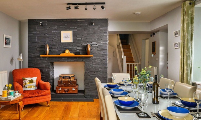 Cwmtirmynach House | Stunning villa for 8 people with WIFI, TV, pets allowed and parking