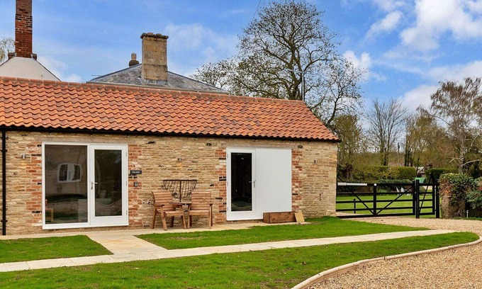 Thurlby House | Stunning villa for 2 guests with WIFI, terrace, pets allowed and parking