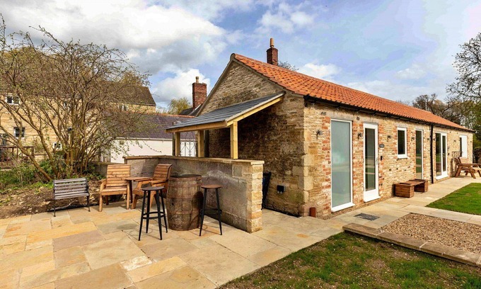 Thurlby House | Stunning villa for 2 people with WIFI, terrace, pets allowed and parking