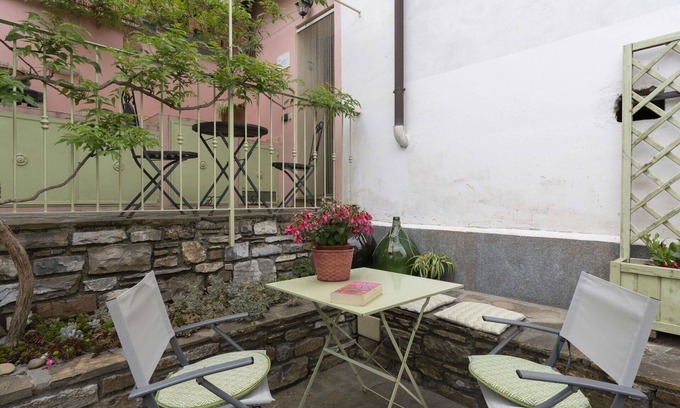 Diano Arentino House | Stunning villa for 4 guests with WIFI, TV, balcony, pets allowed and parking