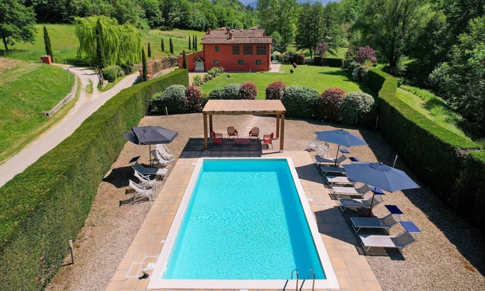 Reggello House | Stunning villa,Saltwaterpool,Sauna,Wi-Fi,fenced garden,table tennis,BBQ,sleep 16