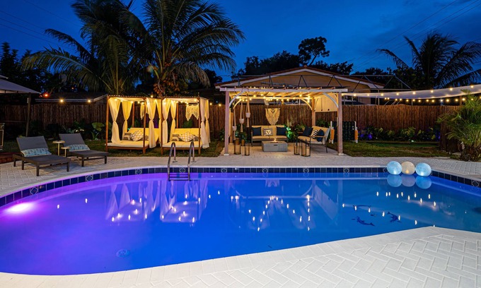 Pembroke Pines Villa | Stunning Villa w/Gameroom Hot Tub, Pool Near Beach