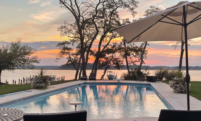 Chester Cottage | Stunning Waterfront Guest Cottage- Sunsets, Pool, Pier