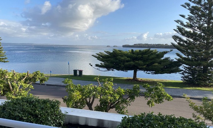 The Entrance Apartment | Stunning Waterview house sized apartment. Walk to beaches and restaurants.