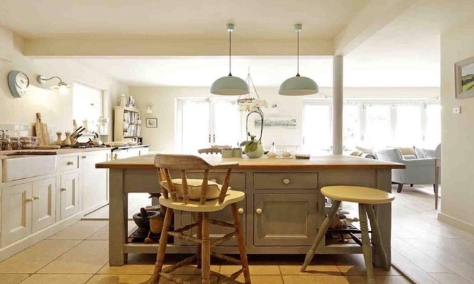 East Wittering House | Stunning West Wittering Seaside, pet friendly home. 2 mins walk the beach.