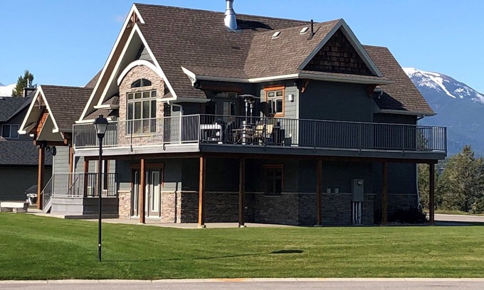 East Kootenay House | Stunning Year Round Mountain Views