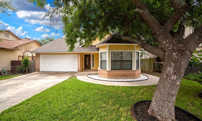 West San Antonio House | Style and Comfort Near Sea World and Lackland AFB
