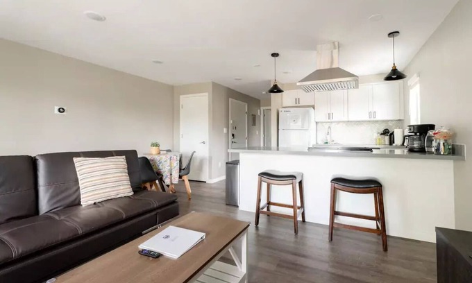 Renton Apartment | Style and location. Full Kitchen/Laundry. Parking.nn