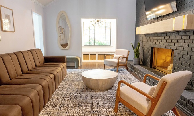 Southaven House | Styled, cozy residential retreat near town center