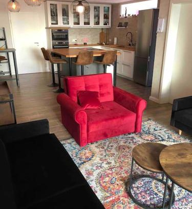 Aidlingen Apartment | Stylisches Maybach Appartement mit Terrasse für 5 Personen, 5 Betten, große Kochinsel, Homeoffice mit 250Mbit WLAN