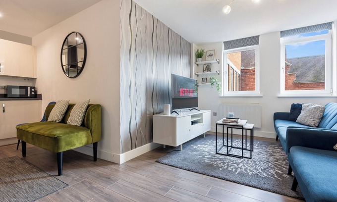 Coventry Apartment | Stylish 1-bed Apt in City Centre - Near train station/FREE parking + Netflix