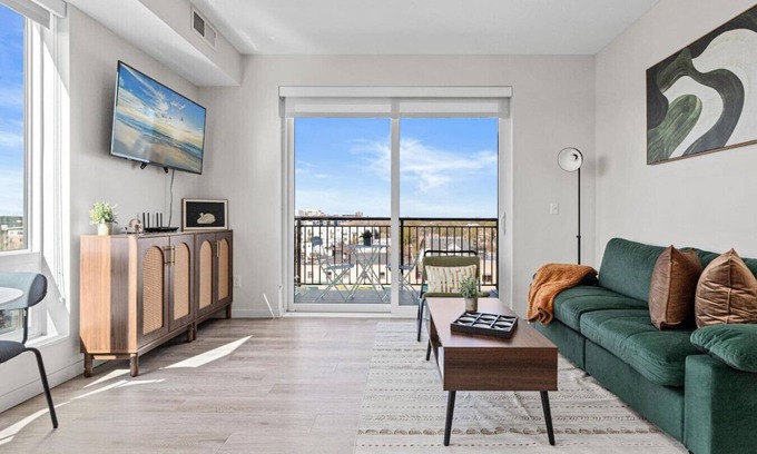 Lyn-Lake Apartment | Stylish 1-Bedroom Retreat in Uptown Minneapolis