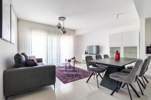 Kiryat HaLeom Apartment | Stylish 1 Bedrooms Parking At City Gate