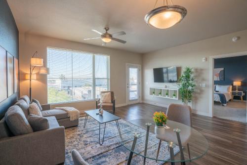 Tempe Apartment | Stylish 1BD - Balcony, Pool, Gym, W-D - Sleeps 4