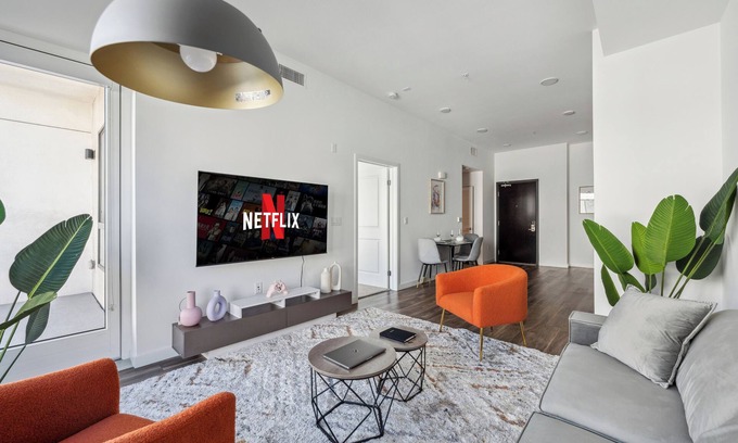 Melrose Apartment | Stylish 1Bdr in Heart of Hollywood,FreeParking,Pool