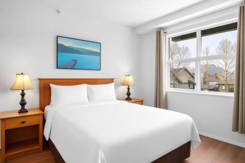Canmore Apartment | Stylish 1BR Haven in CanmoreDT near Banff Sleeps 4