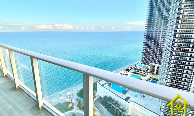 Hollywood South Central Beach Apartment | Stylish 1BR with Stunning Ocean Views Hyde Resort