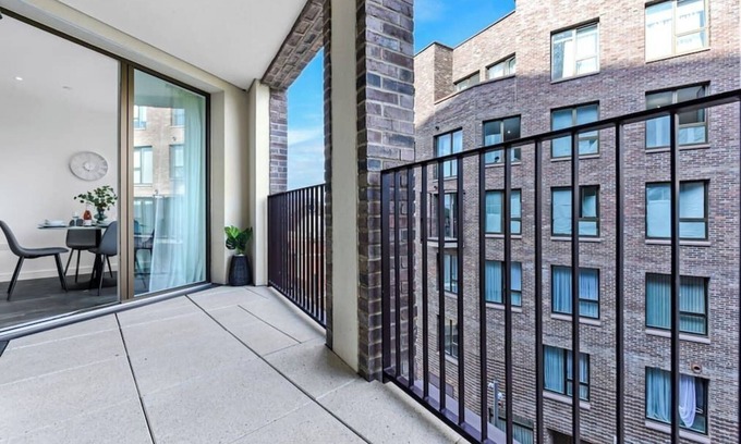 Springfield Apartment | Stylish 2-BD for Trendy Urban Travelers - Sleeps 5