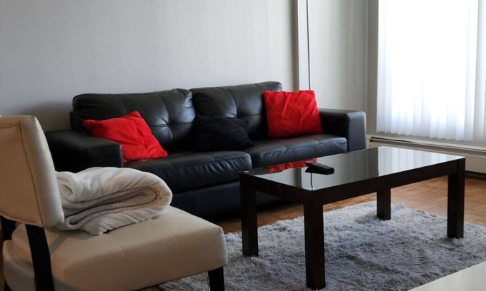 Connaught Apartment | Stylish 2-bed, 1-bath in downtown Calgary