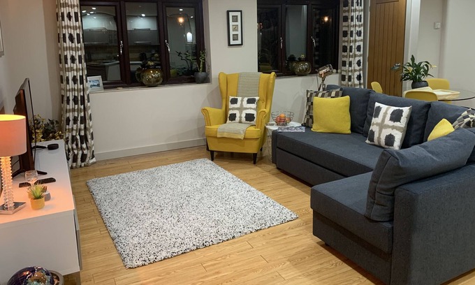 Fishbourne Apartment | Stylish 2 Bed Apartment Sleeps upto 6